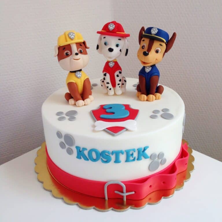 Tort z postaciami z kreskówek na wierzchu.