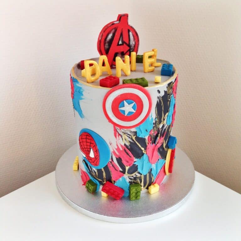 Tort ozdobiony symbolami Avengers.