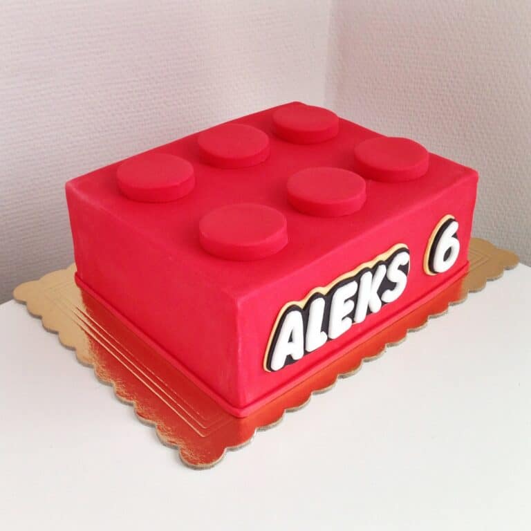 Czerwony tort Lego z imieniem Alex 6.