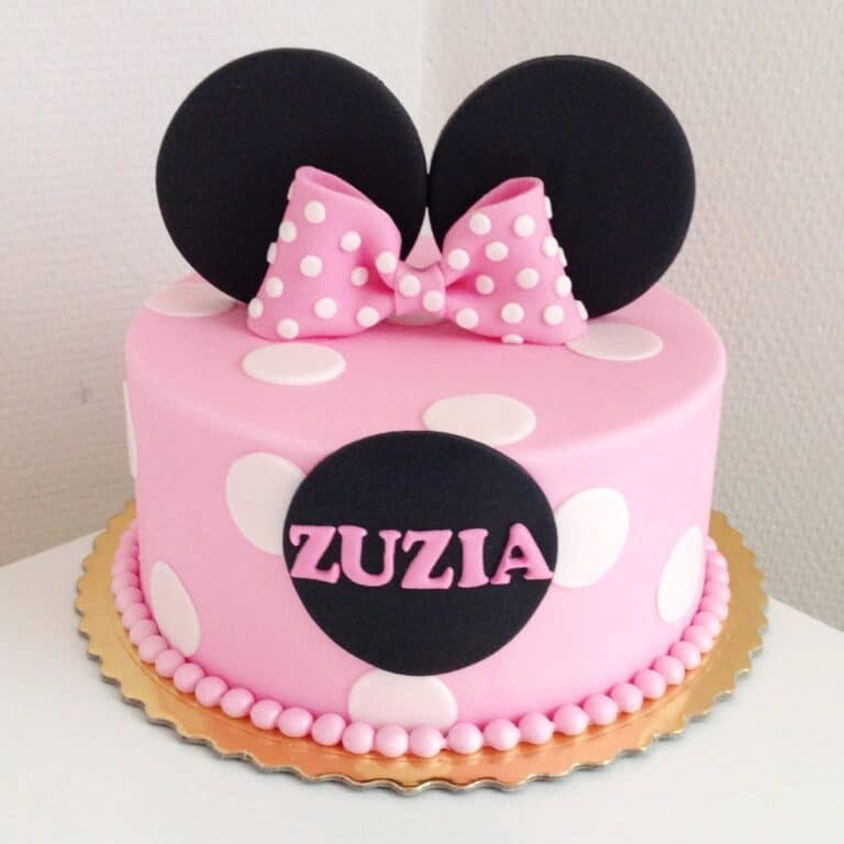 Różowy tort z uszami Myszki Minnie.